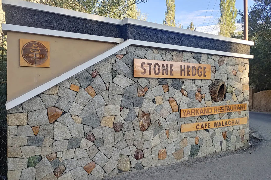 Stone Hedge – Hunder